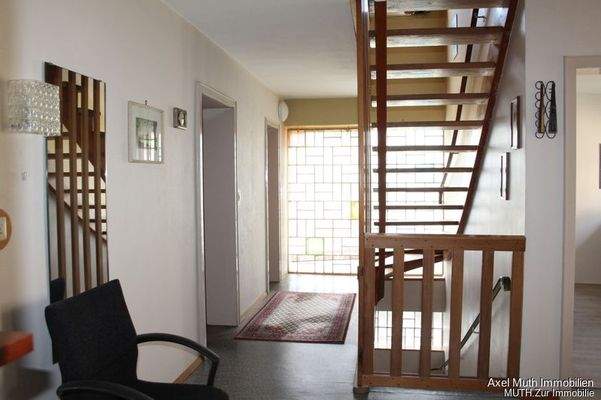 Treppe zum Dachgeschoss u. Keller