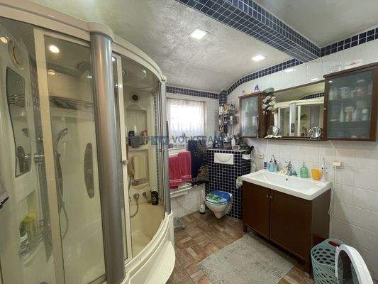 Tageslichtbad mit Dusche Obergeschoss