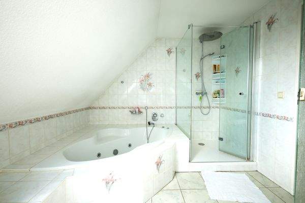 Bad mit Wanne und Dusche