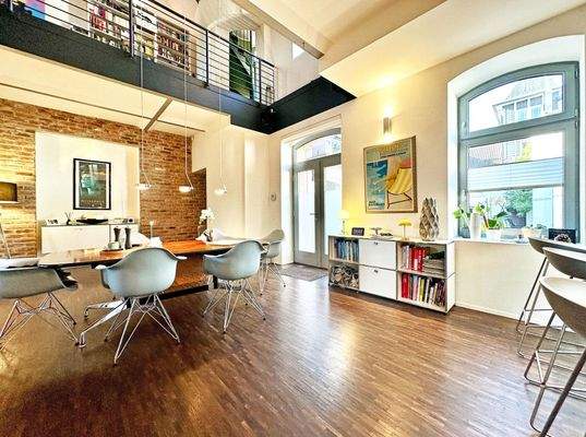 Essbereich mit Blick ins Obergeschoss