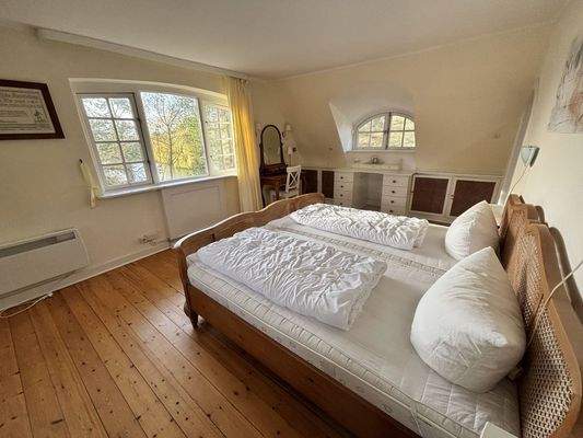 Schlafzimmer mit Blick auf die Au OG