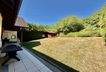 Garten mit überdachter Terrasse und Gartenhaus