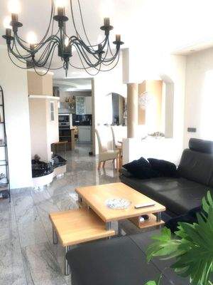 Blick in Esszimmer u. Küche