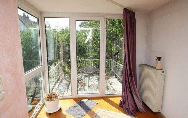 Blick vom Wohnzimmer zum Balkon