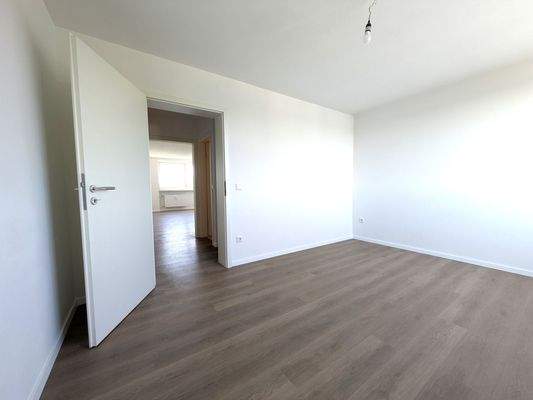 Schlafzimmer mit Blick ins Wohnzimmer