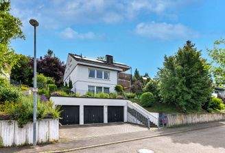 Außenansicht mit 3 Garagen