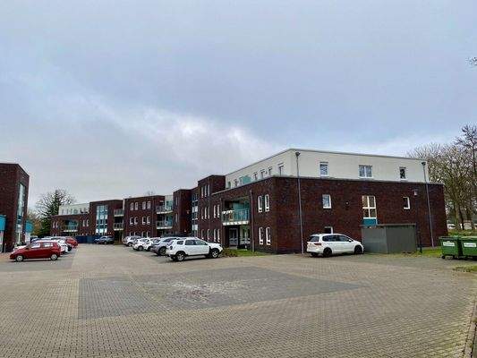 5. Außenansicht, Gebäude und Parkplatz 2 