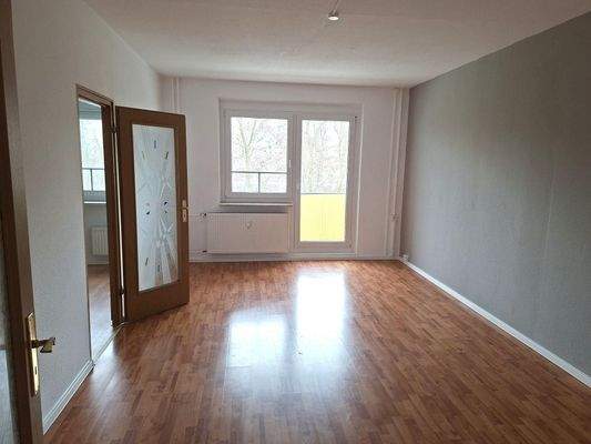 Wohnzimmer mit Zugang zum Balkon