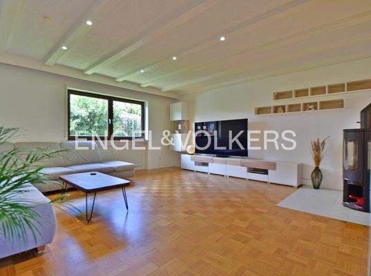 Geräumiges Wohnzimmer im Obergeschoss