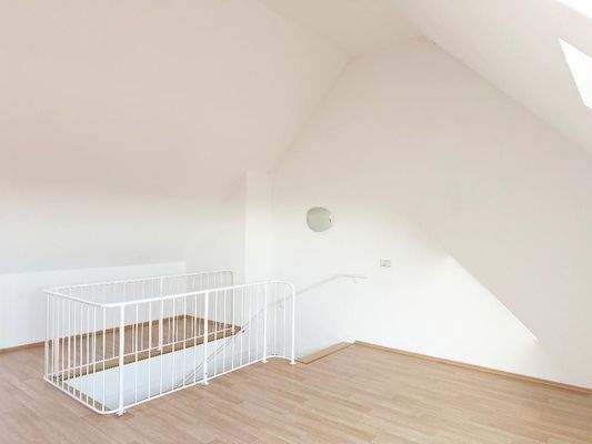 Schlafzimmer mit Blick Richtung Treppe zum unteren Bereich