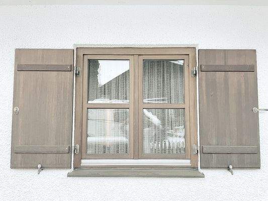 Guter Zusand der Isolierfenster und Holzanbauteile