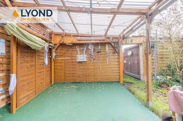 Terrasse mit Durchgang zum Garten