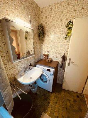 Badezimmer mit Waschmaschine