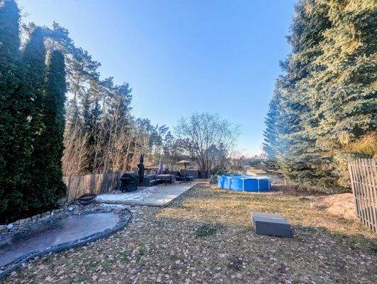 Grundstücksblick mit Sitzecke