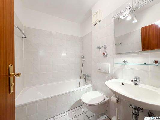 Badezimmer mit Badewanne