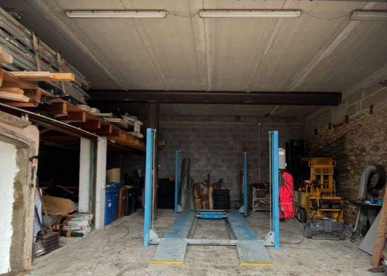 Garage mit Hebebühne.jpeg