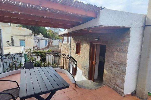 Kreta, Kavousi: Traditionelles Dorfsteinhaus mit Gästehaus zu verkaufen