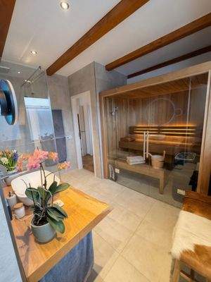 Wellness-Bad mit Sauna