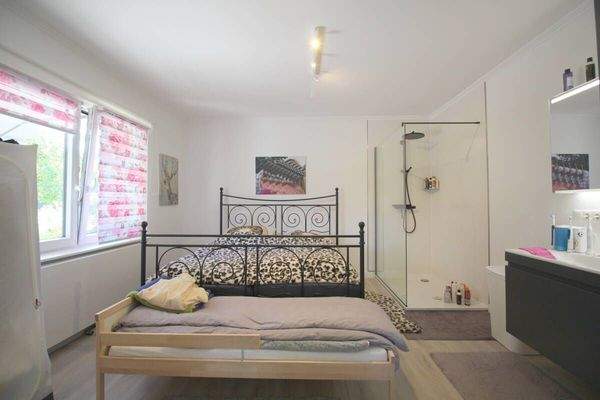 Schlafzimmer mit großer Regendusche u. Waschtisch EG