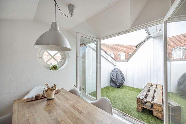 ...mit Esstisch und Blick zur Loggia