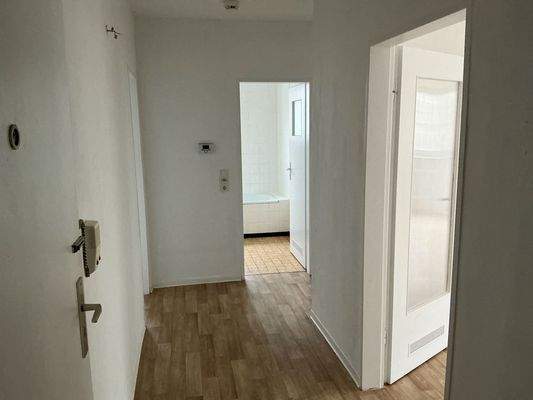 Flur mit Fußboden in Holzoptik