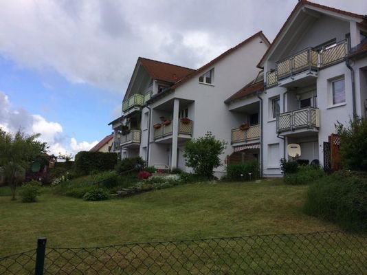 gemütliche Terrasse mit gepflegten Gartenbereich