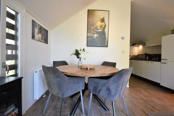 chalet-kaufen-arnhem-wohnzimmer-terrassenturen-terrasse-2025.webp008