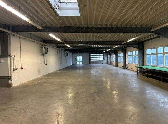 Halle Innen Fensterfront und Tor 2