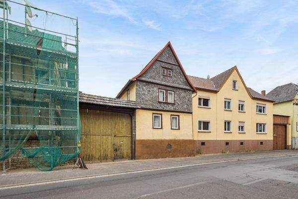 Außenansicht Wohnhaus mit Einfahrt zum Hof