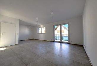 Wohnbereich mit Zugang zum Balkon