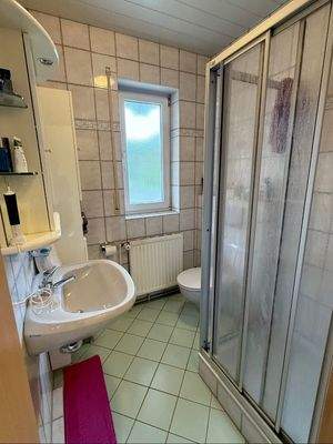 Badezimmer mit Dusche