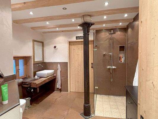 modernes Badezimmer im EG