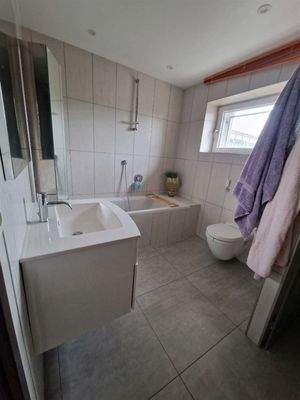 Gästebad mit Wanne und Dusche 