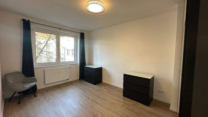 geräumiges Schlafzimmer mit Komoden