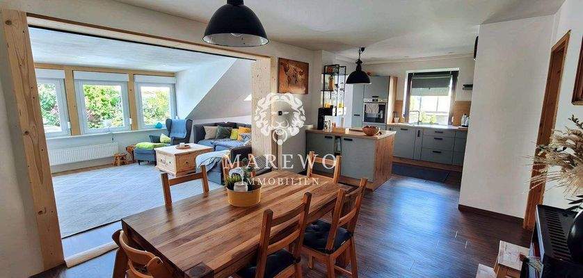 Wohnzimmer mit offener Wohnküche und Kaminofen, EG