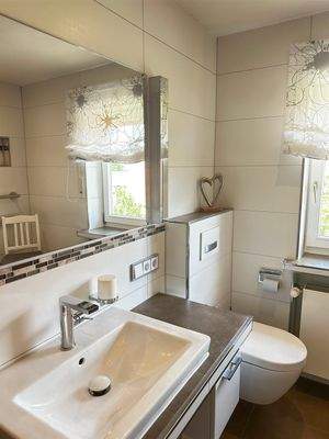 Waschtisch und WC