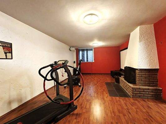 Zimmer im KG mit Kamin