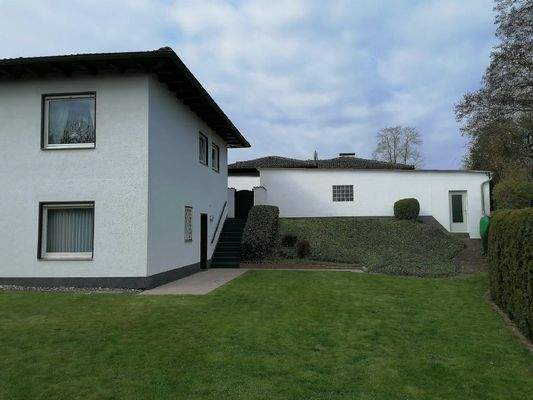 Seitenansicht mit Garage