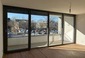 Wohnzimmer mit Balkon