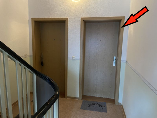 Eingang zur Wohnung 3 im OG, rechts