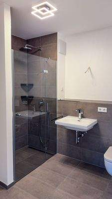 modernes Bad mit ebenerdiger Dusche