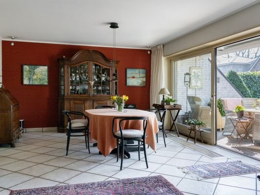 Essbereich mit Zugang zur Terrasse