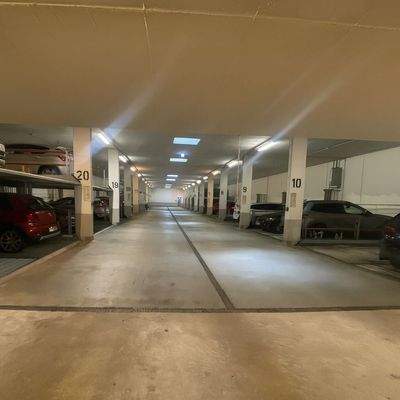großzügige Tiefgarage Innenansicht