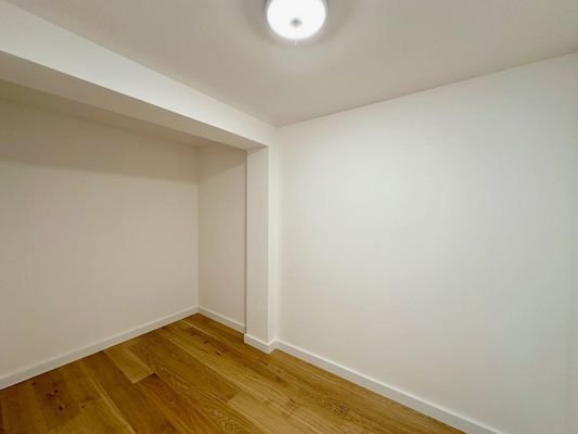 großes, halbes Zimmer als Ankleide oder Büro