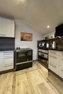 Einbauchküche mit Holzküchenherd