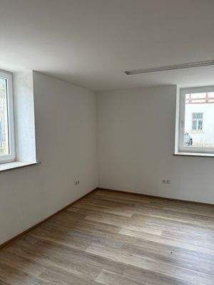 Leeres Büro im Untergeschoss