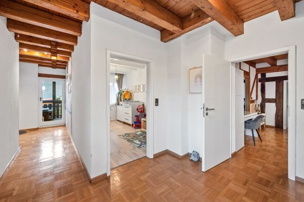 OG Flur, Kinderzimmer, links zum Schlafzimmer