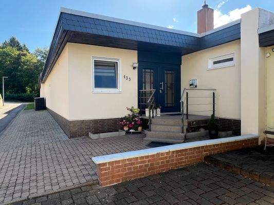 Vorderansicht und Hauseingang