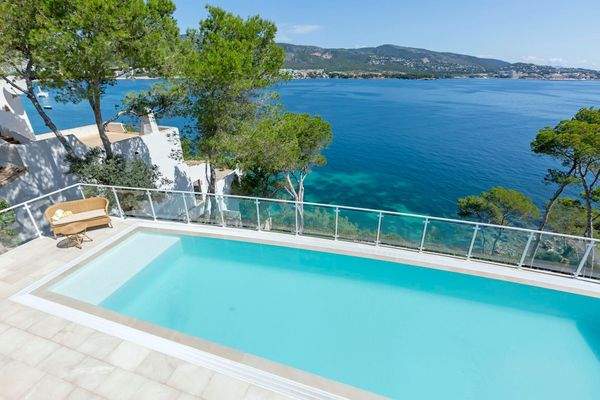 Grosser Pool mit fantastischem Meerblick