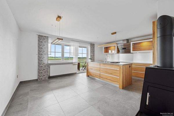 Esszimmer mit moderner Einbauküche im OG